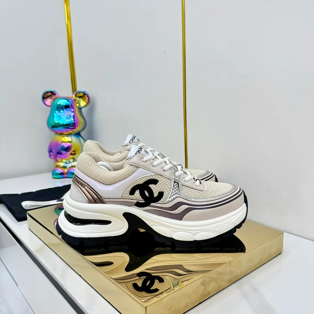 👟👟Ex-factory price 680👟👟 Upgraded version, upgraded version, upgraded version! No rebuttal accepted! ! ! ! Chanel Chanel panda shoes! 2025 counter's top casual sports shoes. This classic design; the upper is electro-embroidered with a variety of techniques; the outsole is fashionable and sporty; the unusual inclusion of a variety of color matching elements... The diversified mix and match is very good-looking and versatile, and can be used for leisure, fashion, sports, and outdoor... ꫛꫀꪝ Go➫ Materials: ❶Upper made of: original imported first-layer silk cowhide + original waterproof cloth + original first-layer cowhide ❷Inner lining: Original Yangli+Net ❸Outsole based on: Original TPU combination outsole Counter boutique packaging complete set for women 35–41 👉 👉 👉 👉